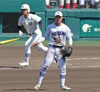 　８回、日大三・近藤優樹（奥）に同点適時打を浴びる県岐阜商・柴田蒼亮（２１日）