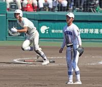 　１０回、日大三・桜井春輝（奥）に適時打を浴びる県岐阜商・柴田蒼亮（２１日）