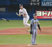 　４回、村上（奥）に先制ソロを浴びた高橋（撮影・伊藤笙子）