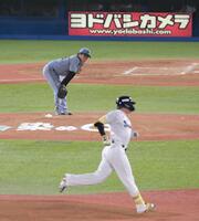 　４回、村上（奥）に先制ソロを浴びた高橋（撮影・伊藤笙子）