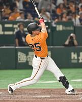 　３回、岡本が左中間に先制ソロを放つ