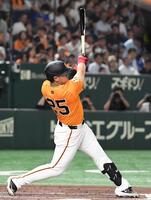 　３回、岡本は左中間に９号ソロを放つ（撮影・佐藤厚）