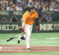 　３回、岡本が左中間に先制ソロを放つ
