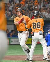 　３回、先制ソロを放ちタッチを交わす岡本