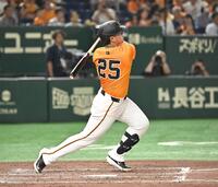 　３回、岡本が左中間に先制ソロを放つ