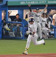 　４回、左中間へ先制ソロを放ち、右手を突き上げる村上（手前）＝撮影・伊藤笙子