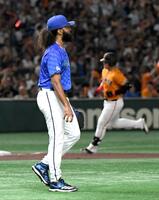 　３回、ジャクソンは岡本（右）に先制ソロを打たれる（撮影・佐藤厚）