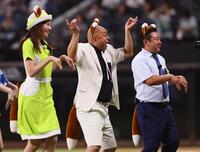 　きつねダンスを踊る（左から）田口彩夏ＨＴＢアナウンサー、錦鯉・長谷川雅紀、錦鯉・渡辺隆（撮影・中島達哉）