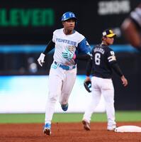 　７回、勝ち越しソロを放ち、ダイヤモンドを回る万波（撮影・中島達哉）