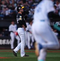 　７回、万波（右）に勝ち越しソロを浴びる藤井（撮影・中島達哉）