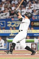 　７回、ファーストファウルフライに倒れる山口（撮影・持木克友）