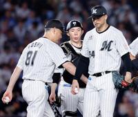 　７回途中、吉井監督（左）から降板を告げられたボス