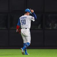 　８回、山川を迎えたところでレフトからセンターへ守備位置を変更する五十幡（撮影・中島達哉）