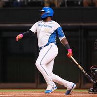 　３回、逆転となる２点適時打を放つレイエス（撮影・中島達哉）