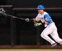 　３回、中前に適時打を放つ清宮幸（撮影・中島達哉）