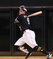 　６回、同点適時打を放つ牧原（撮影・中島達哉）