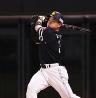 　６回、二塁打を放つ近藤（撮影・中島達哉）