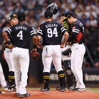 　３回、清宮幸に適時打を許し、マウンドに集まる松本晴（右）らソフトバンクナイン（撮影・中島達哉）