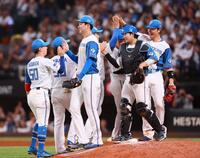 　ソフトバンクに勝利をあげ、タッチを交わす日本ハムナイン（撮影・中島達哉）