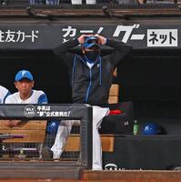 　９回、柳川が周東に投げたボールの判定に頭を抱える新庄監督（右）＝撮影・中島達哉