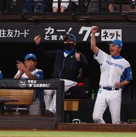 　ソフトバンクに勝利をあげ、会心のガッツポーズをする新庄監督（中央）＝撮影・中島達哉