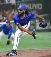 　巨人打線を相手に力投するジャクソン（撮影・佐藤厚）