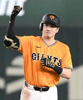 　６回、泉口は左線に適時二塁打を放つ（撮影・佐藤厚）