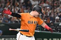 　７回、リチャードは右中間に７号３ランを放つ（撮影・佐藤厚）