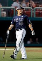 　８回、１死二塁の好機で一邪飛に倒れた頓宮