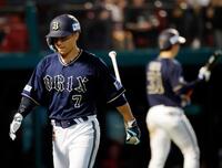 　９回、１死二塁の好機で空振り三振に倒れた西川（左）。奥は打席に向かう太田