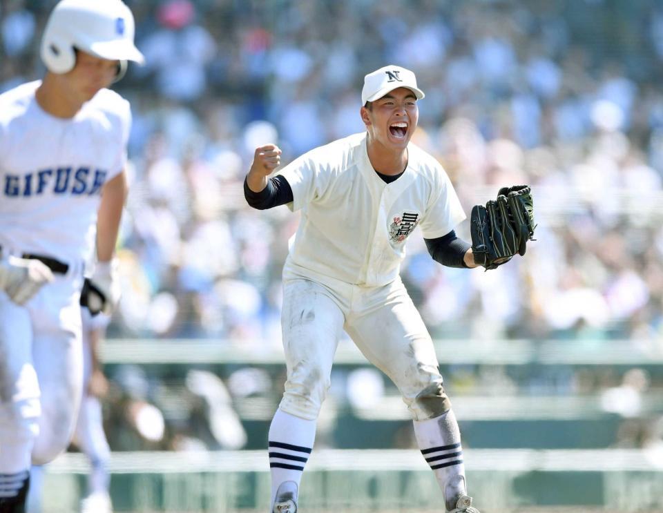 　タイブレークの１０回、決勝進出を決めガッツポーズで雄たけびを上げる日大三・近藤（撮影・開出牧）