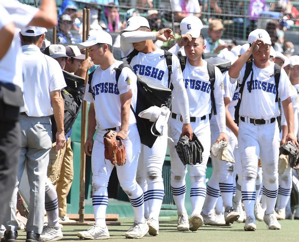 　準決勝で惜敗し、グラウンドを後にする横山（中央）ら県岐阜商ナイン（撮影・開出牧）