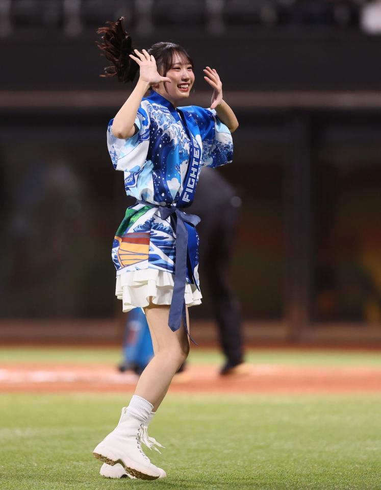 　ＹＭＣＡダンスを踊り、引き揚げる日向坂４６・藤嶌果歩（撮影・中島達哉）