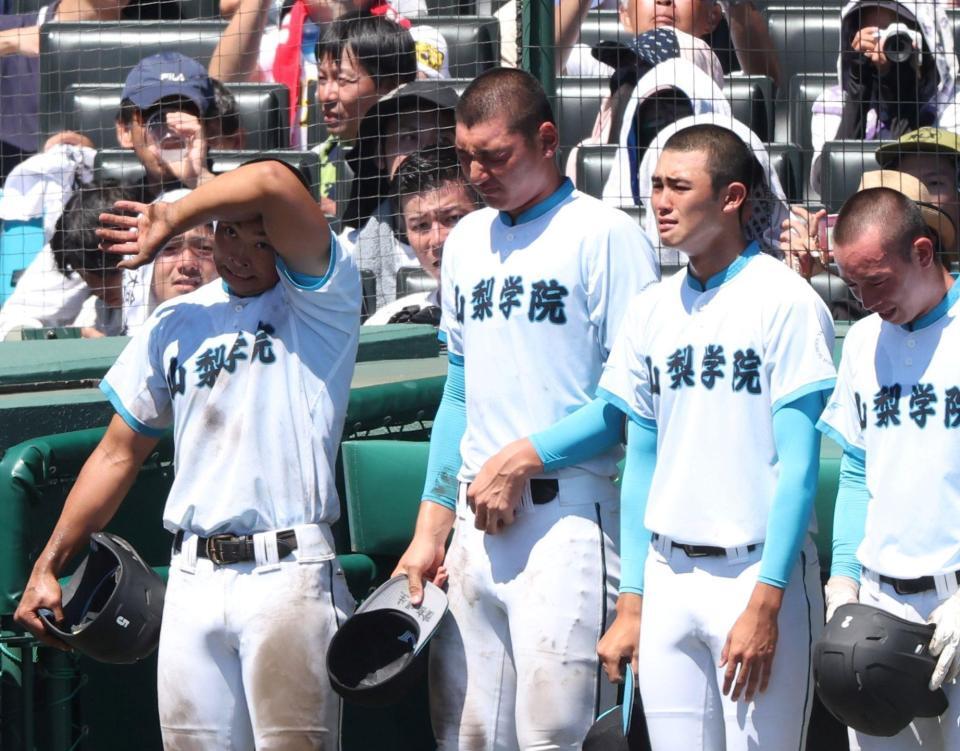 　涙をこらえる山梨学院・菰田陽生（左から２人目）＝撮影・中田匡峻
