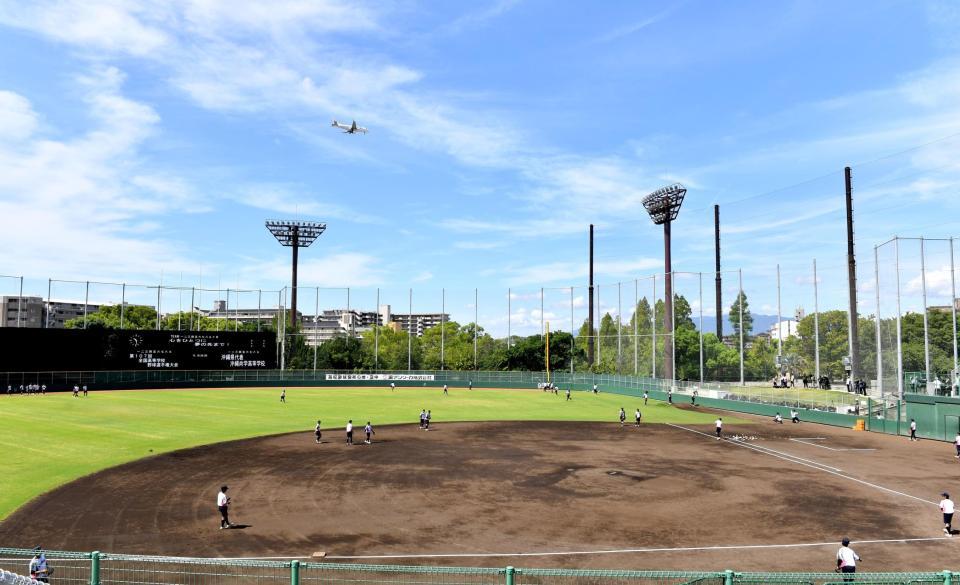 　晴れ渡った空の下、練習をする沖縄尚学ナイン（撮影・中田匡峻）