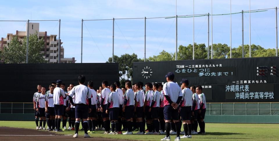 　練習前、沖縄尚学・比嘉公也監督の話を聞くナイン（撮影・中田匡峻）
