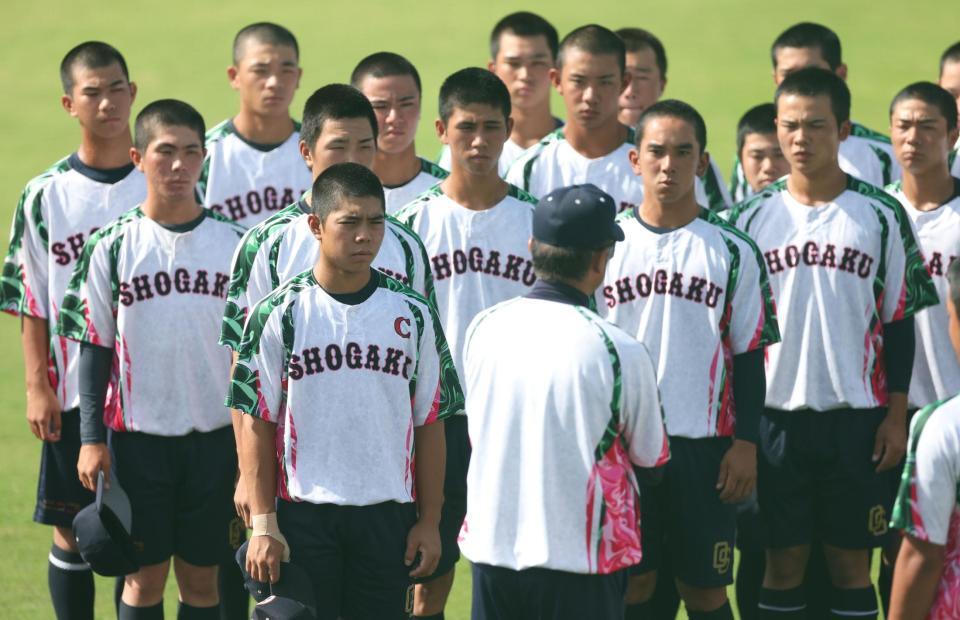 　練習前、沖縄尚学・比嘉公也監督（手前背中）の話を聞くナイン（撮影・中田匡峻）