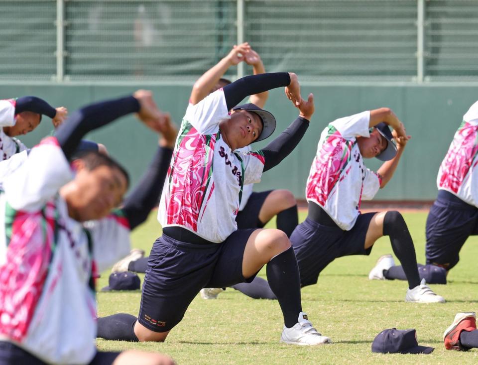 　体をほぐす沖縄尚学・末吉良丞（中央）らナイン（撮影・中田匡峻）