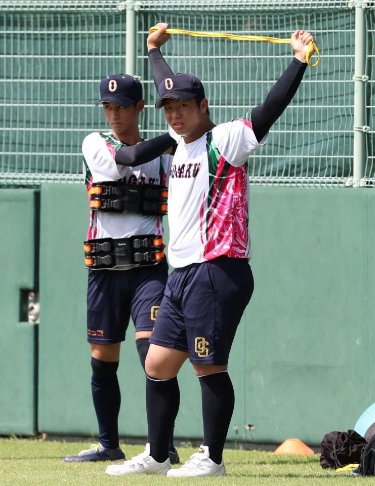 　トレーニングをする沖縄尚学・末吉良丞（右）と新垣有絃（撮影・中田匡峻）