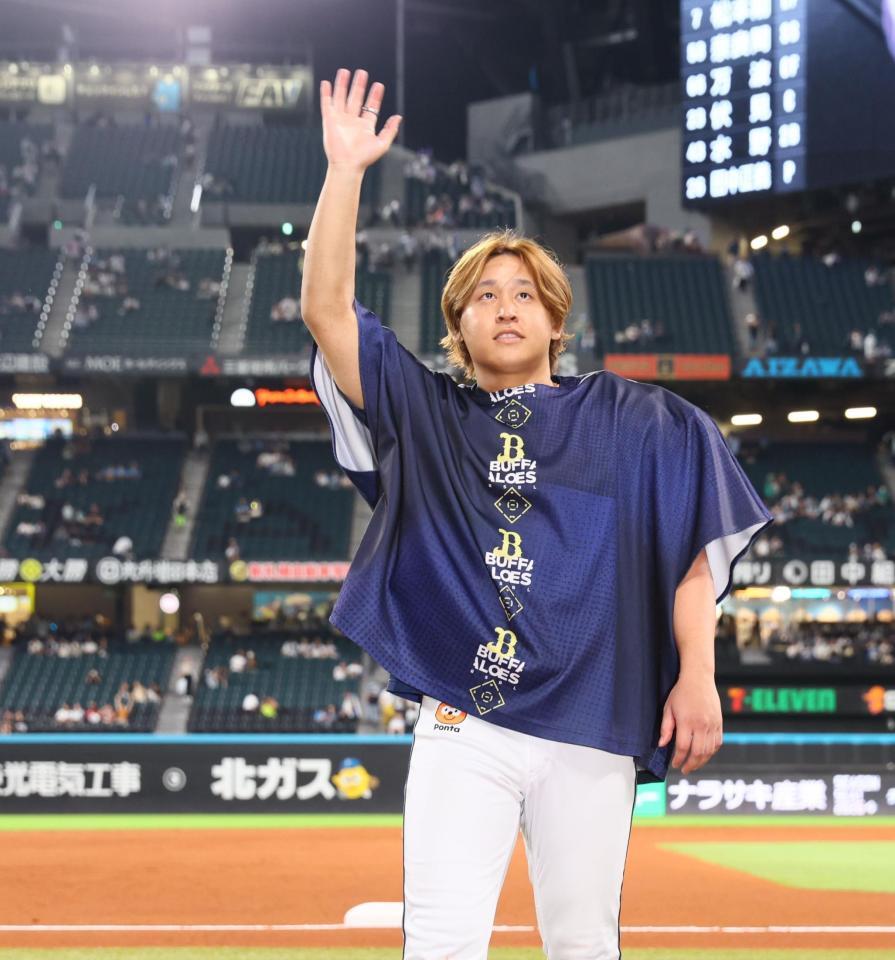 　スタンドのファンの歓声に応える宮城（２１日）