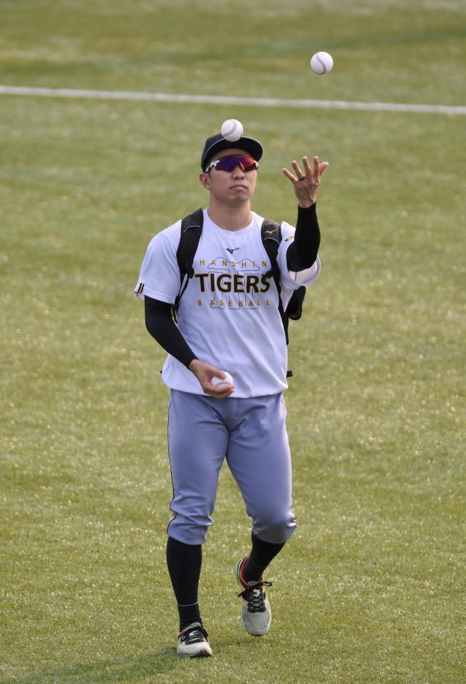 　ジャグリングをしながら練習へ向かう石井（撮影・伊藤笙子）