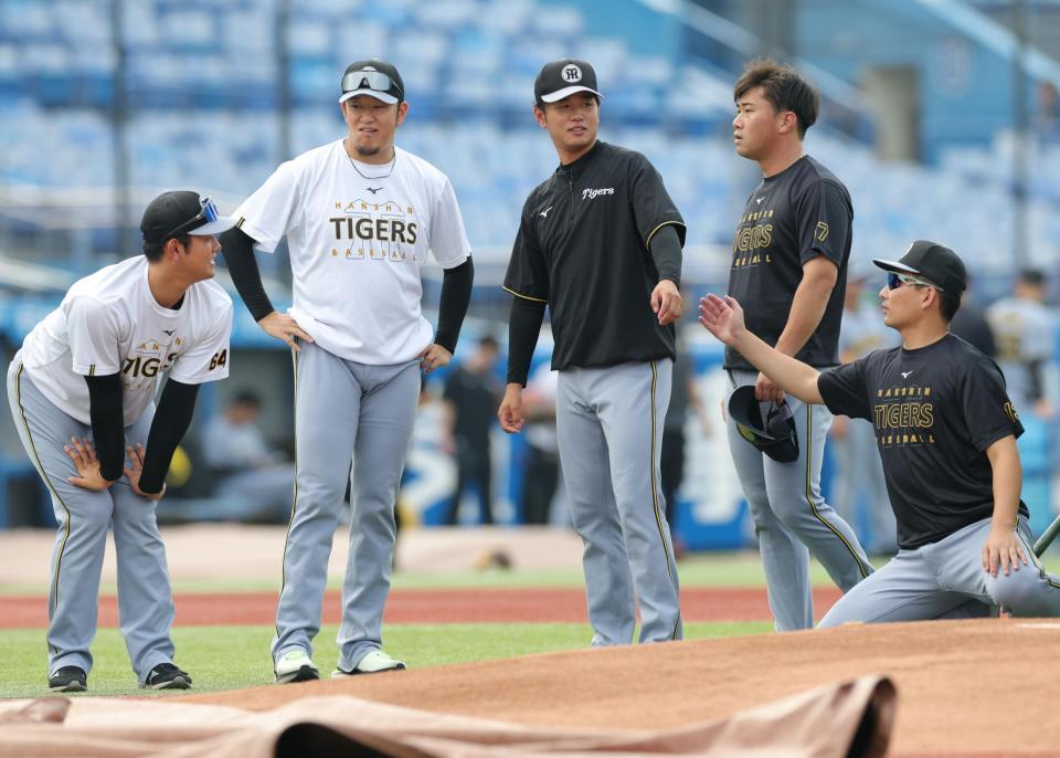 　岩崎（右）にうながされ、一番最初にマウンドを確認に向かう高橋（中央）＝撮影・西岡正