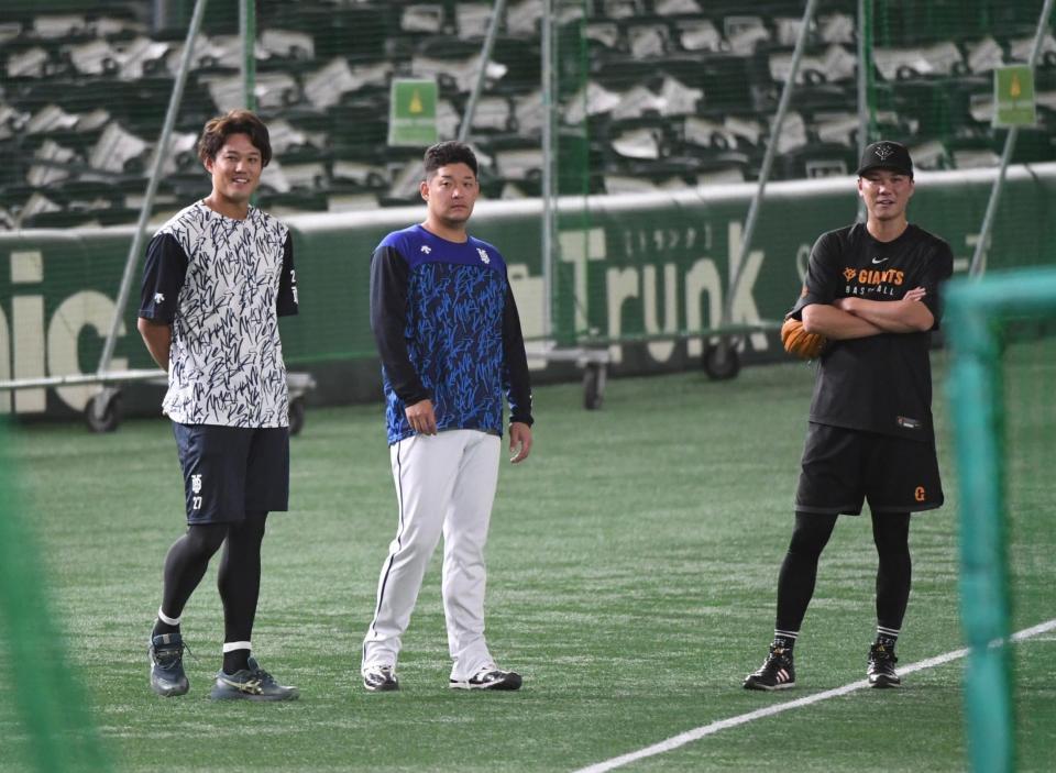 　坂本（右）、筒香（中）と談笑する藤浪（左）＝撮影・佐藤厚