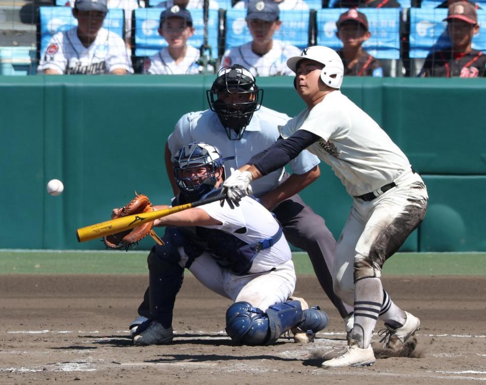　１０回、中前に勝ち越し適時打を放つ日大三・近藤優樹（２１日）