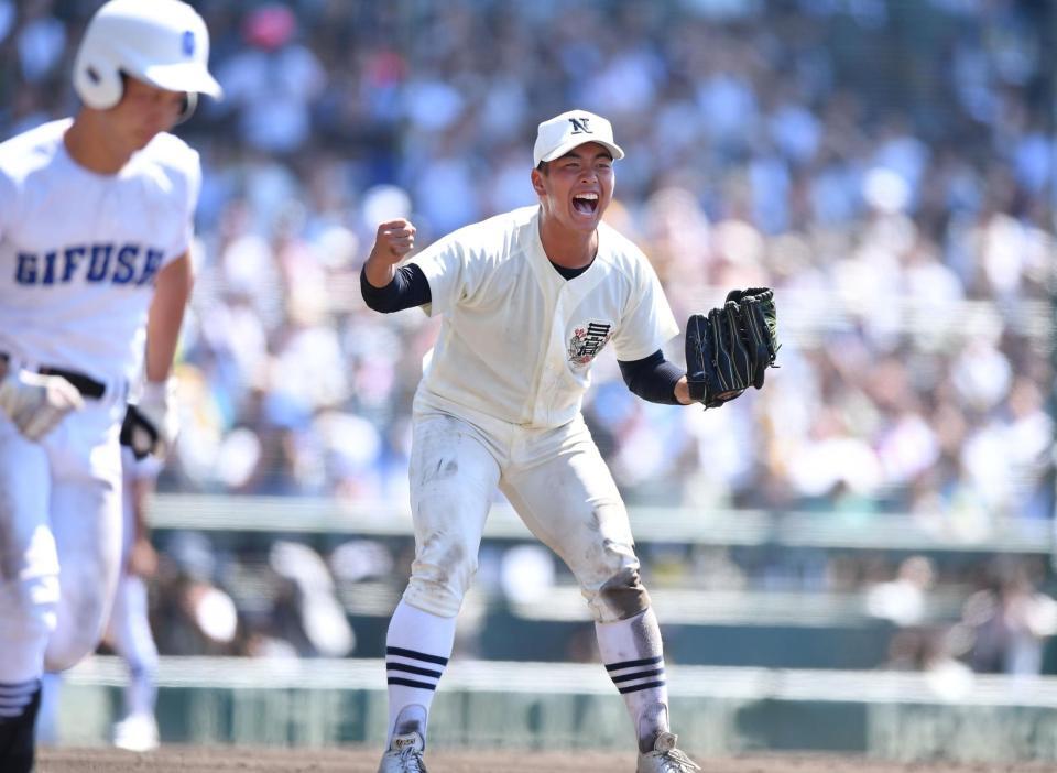 　１０回、内山元太（左）を一ゴロに打ち取りガッツポーズで雄たけびを上げる日大三・近藤優樹（２１日）