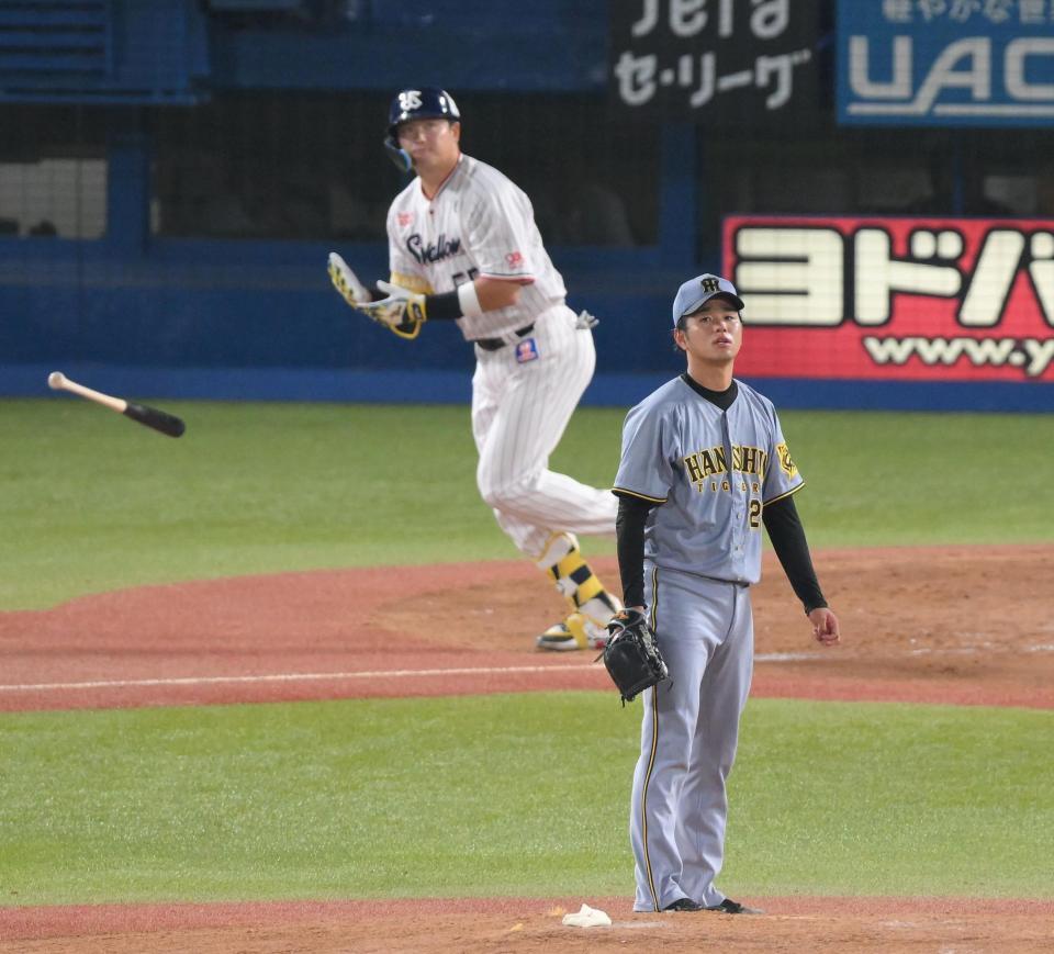 　４回、村上（奥）に先制ソロを浴びた高橋（撮影・伊藤笙子）