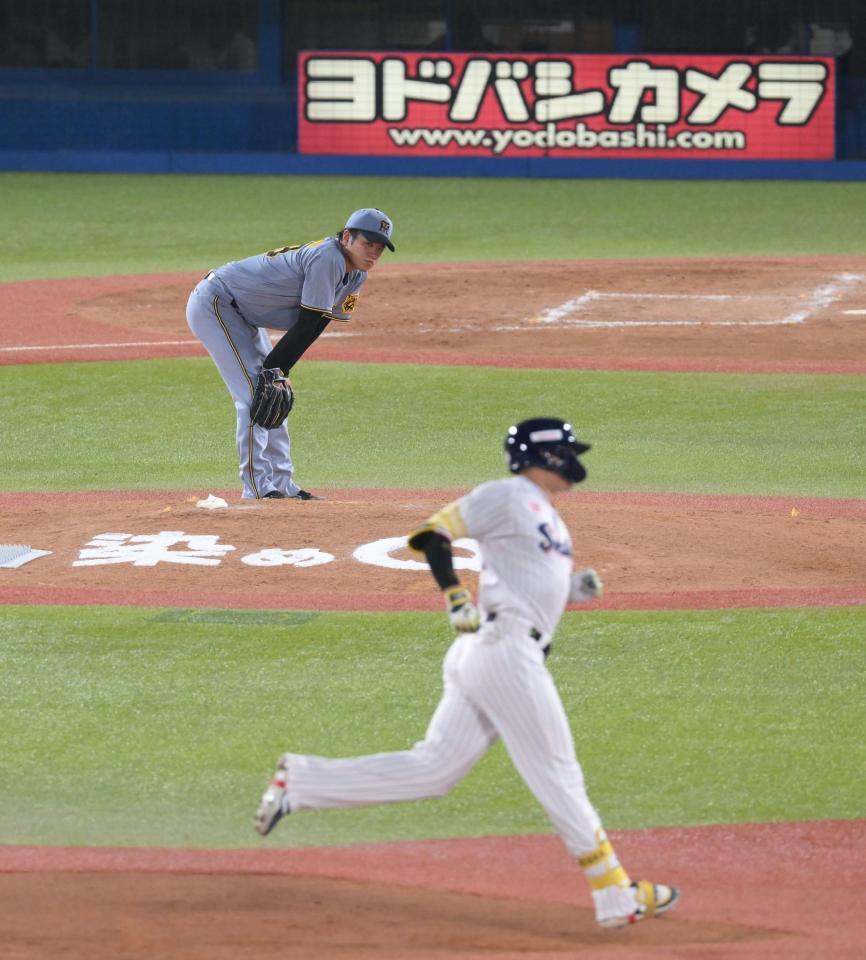 　４回、村上（奥）に先制ソロを浴びた高橋（撮影・伊藤笙子）