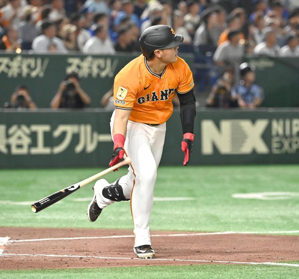 　３回、岡本が左中間に先制ソロを放つ