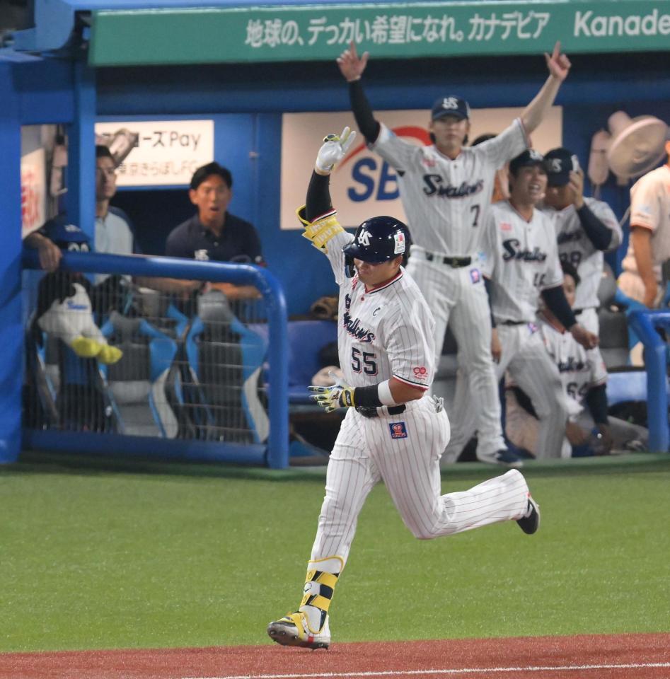 　４回、左中間へ先制ソロを放ち、右手を突き上げる村上（手前）＝撮影・伊藤笙子