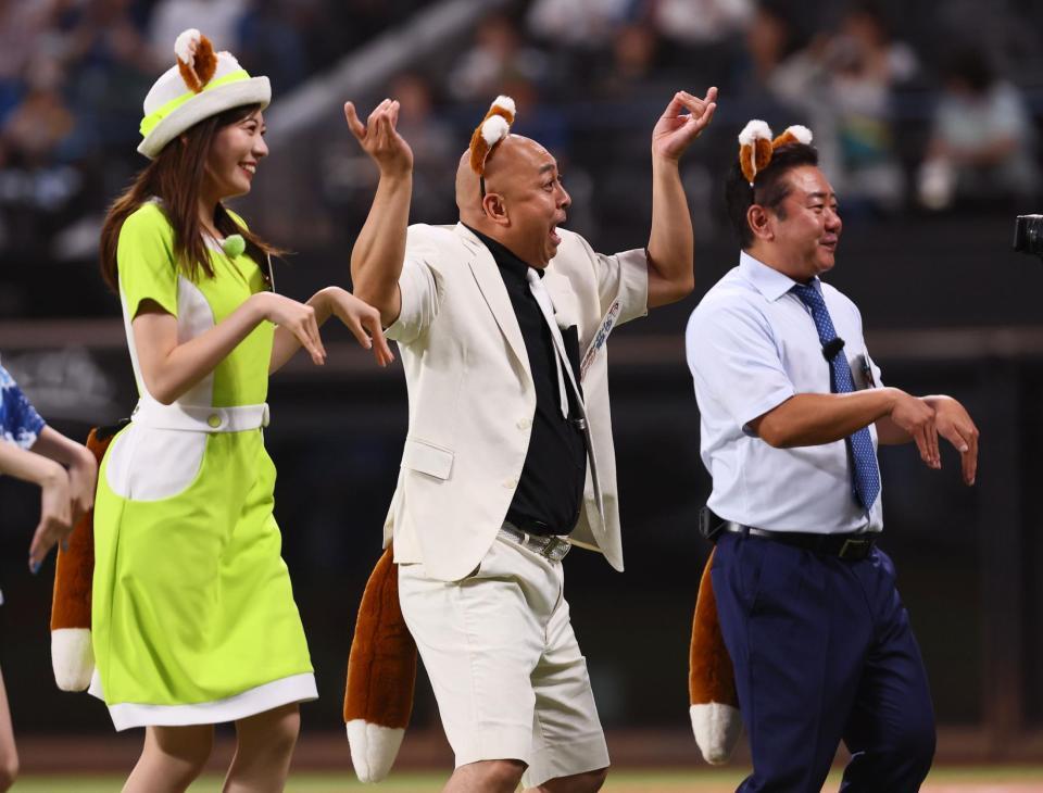 　きつねダンスを踊る（左から）田口彩夏ＨＴＢアナウンサー、錦鯉・長谷川雅紀、錦鯉・渡辺隆（撮影・中島達哉）